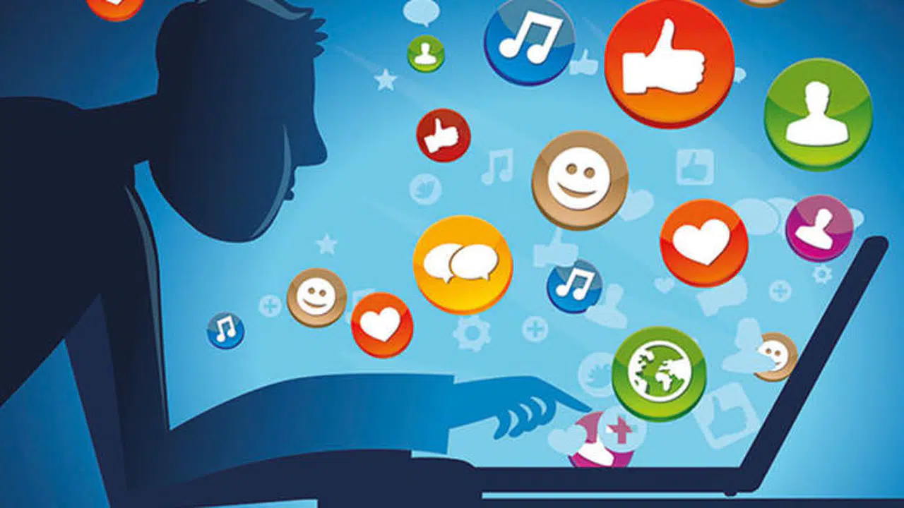 Günde 4 Saat Sosyal Medyada Geçiriliyor…