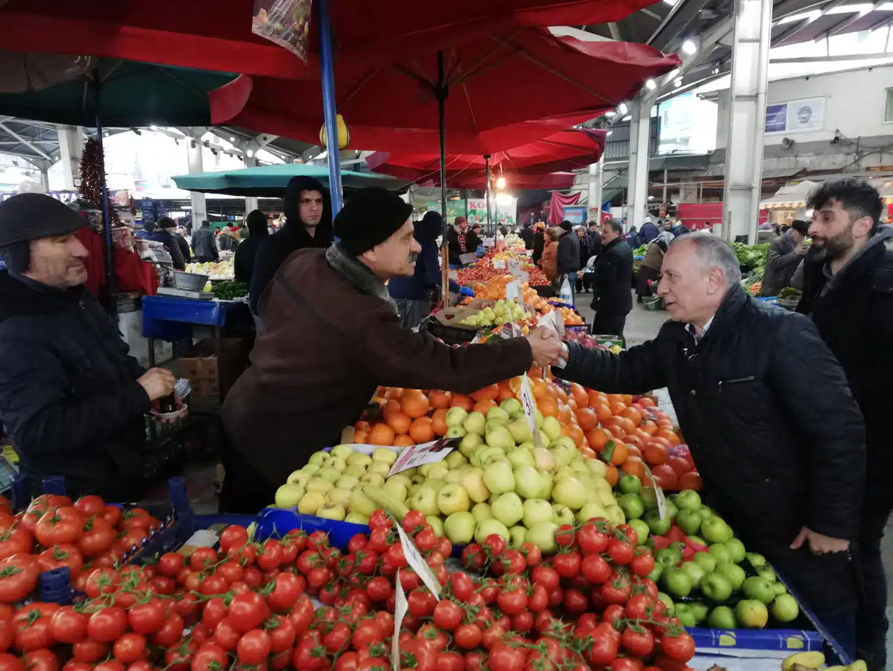 Pazar esnafını gezdi, sorunları dinledi