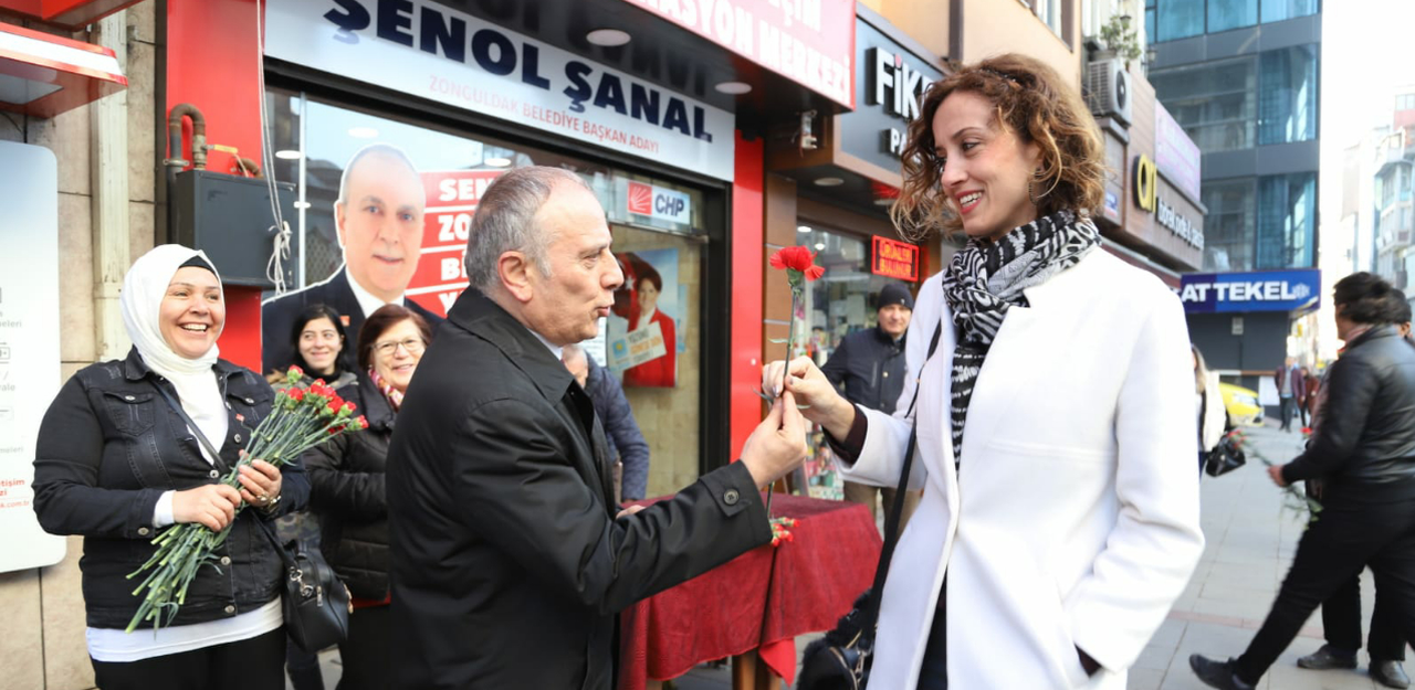 Elinde Kırmızı çiçeklerle Gazipaşa'da...