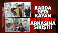 Karda geri kayan çöp kamyonun arkasına sıkıştı!