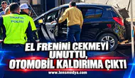 El frenini çekmeyi unuttu, otomobil kaldırıma çıktı