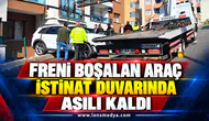 Freni boşalan araç istinat duvarında asılı kaldı