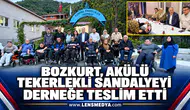 BOZKURT, AKÜLÜ TEKERLEKLİ SANDALYEYİ DERNEĞE TESLİM ETTİ