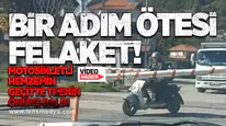 Bir adım ötesi felaket! Motosikletli hemzemin geçitte trenin önüne daldı
