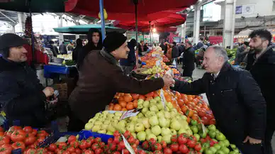 Pazar esnafını gezdi, sorunları dinledi