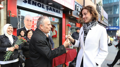 Elinde Kırmızı çiçeklerle Gazipaşa'da...