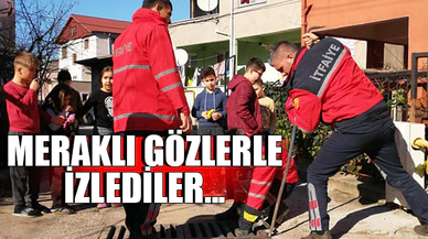 MERAKLI GÖZLERLE İZLEDİLER!