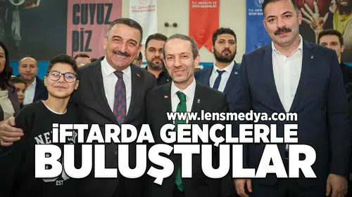 İftarda gençlerle buluştular!