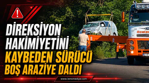 DİREKSİYON HÂKİMİYETİNİ KAYBEDEN SÜRÜCÜ BOŞ ARAZİYE GİRDİ