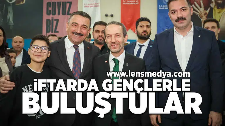 İftarda gençlerle buluştular!