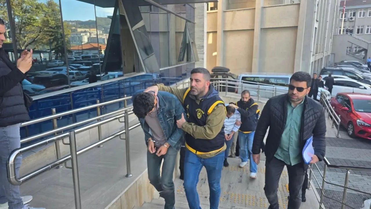 bir veya daha fazla kişi görseli olabilir