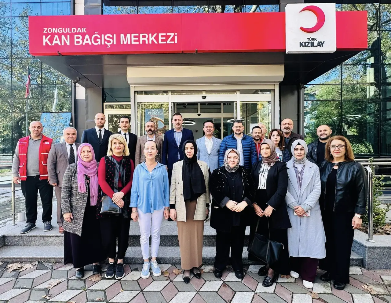 bir veya daha fazla kişi ve şunu diyen bir yazı 'ZONGULDAK KAN BAĞIŞI MERKEZI ၁ TORK KIZILAY KIZIL ク拉店 E' görseli olabilir