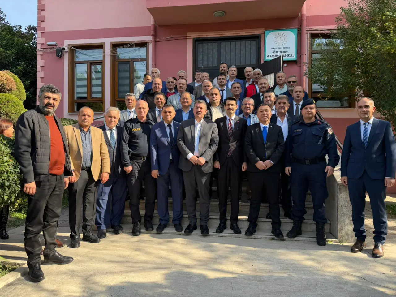 bir veya daha fazla kişi ve yazı görseli olabilir