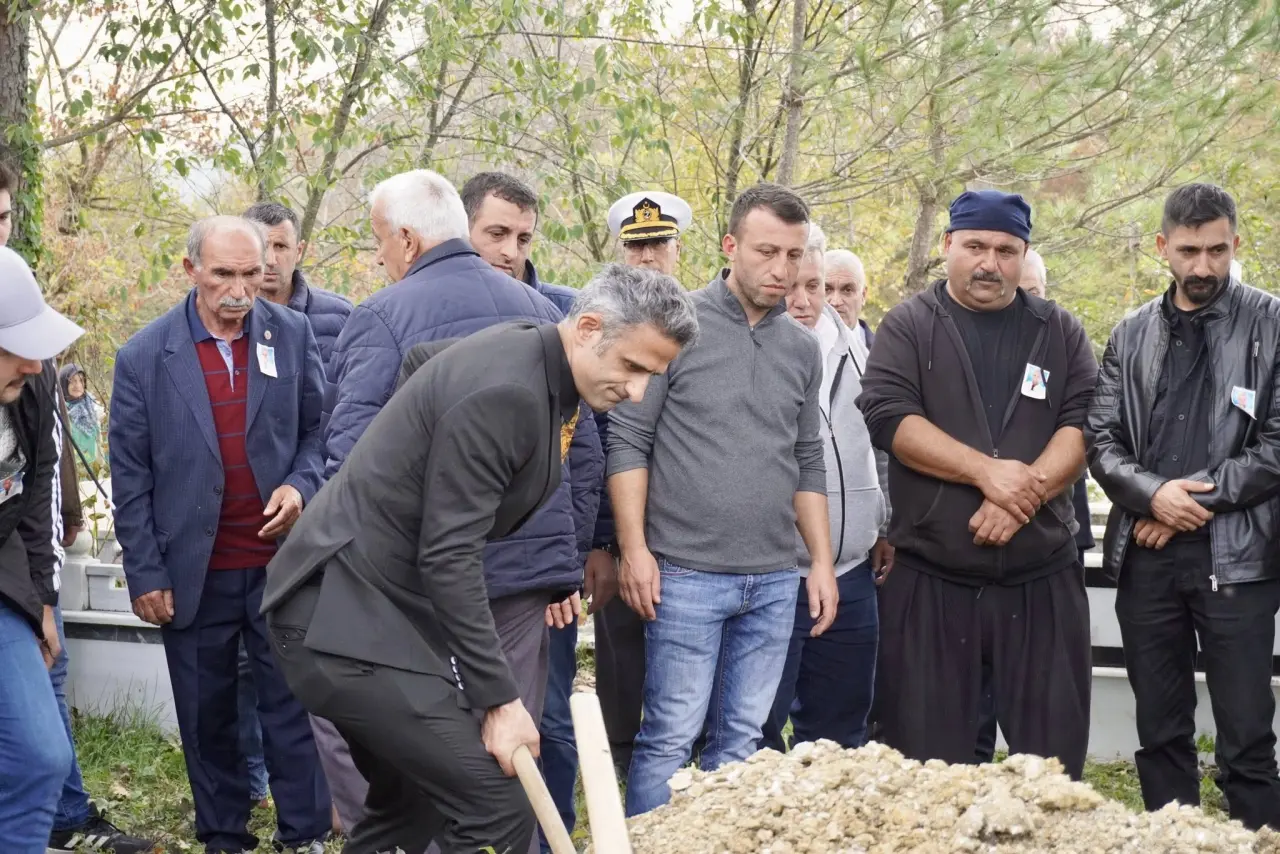 bir veya daha fazla kişi ve ağaç görseli olabilir