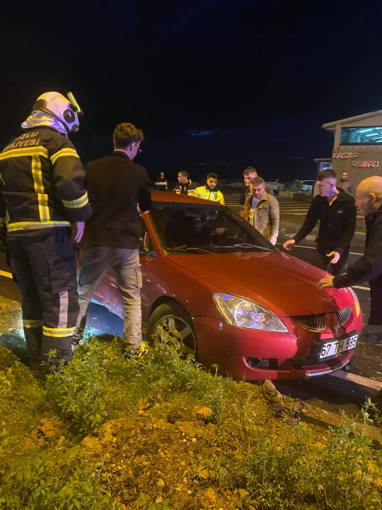 araba, yol ve yazı görseli olabilir