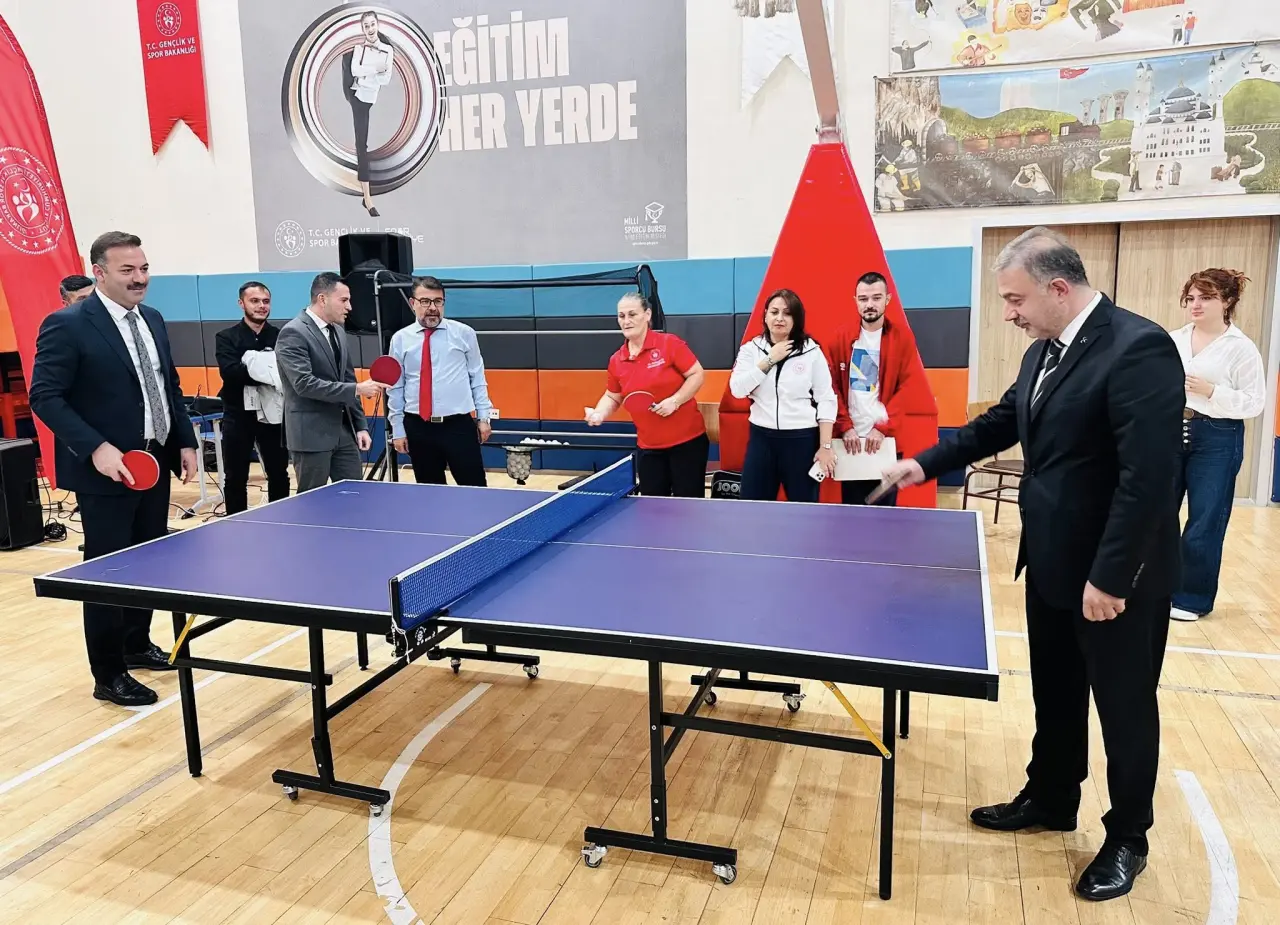 9 kişi ve yazı görseli olabilir