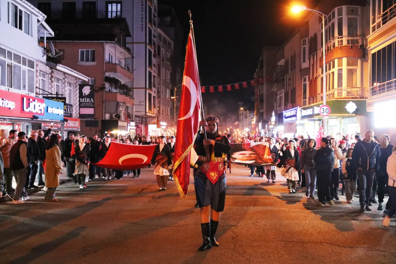 bir veya daha fazla kişi, Brandenburg Kapısı, kalabalık ve yazı görseli olabilir