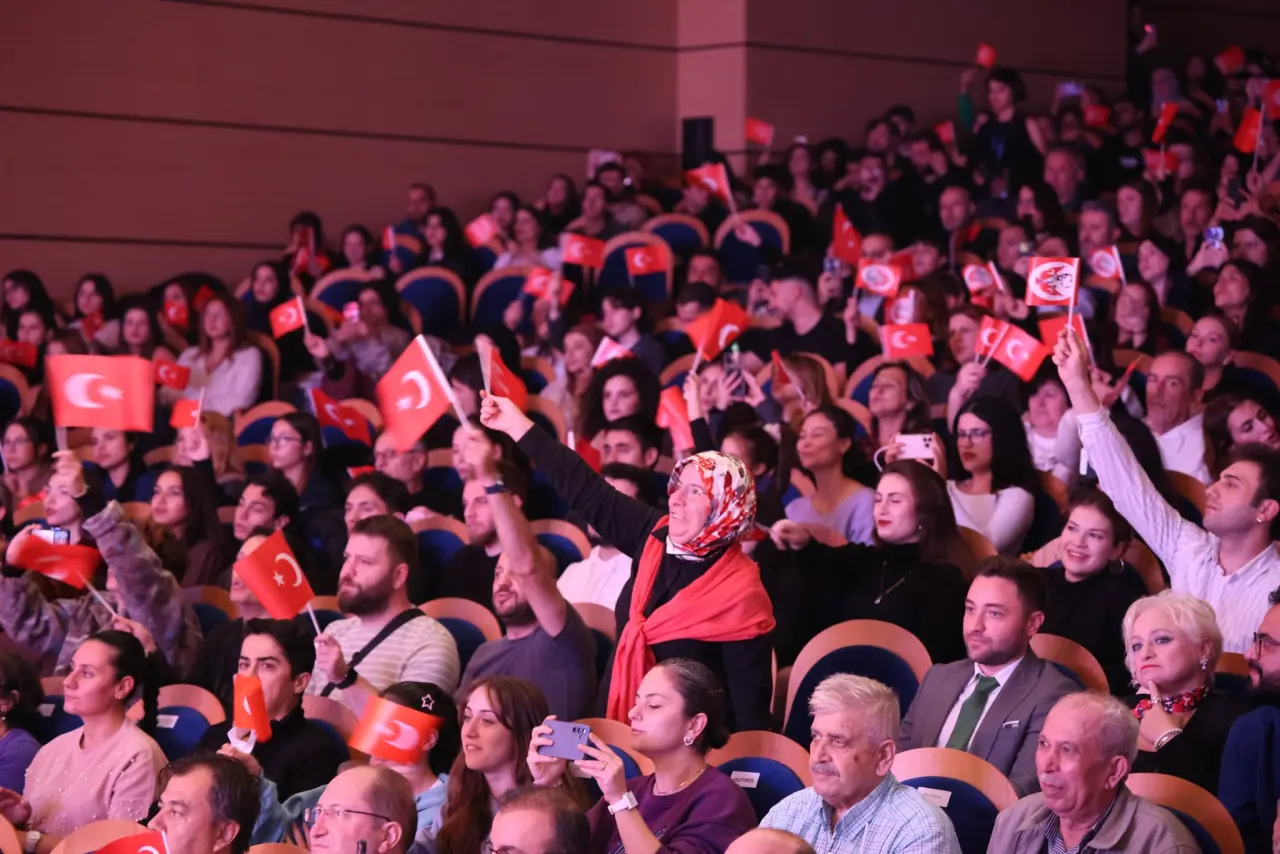 bir veya daha fazla kişi, kalabalık ve yazı görseli olabilir