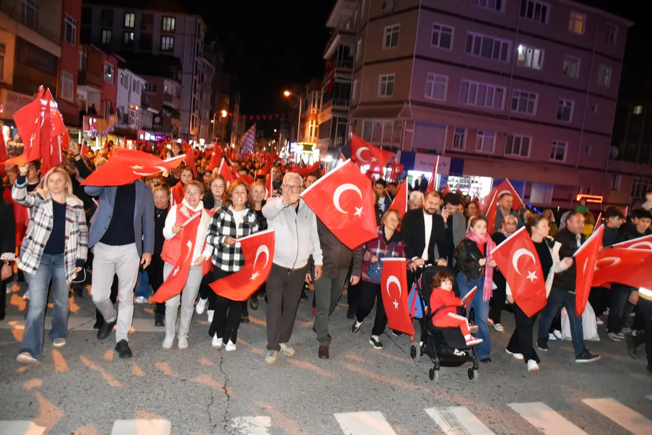 bir veya daha fazla kişi ve yazı görseli olabilir