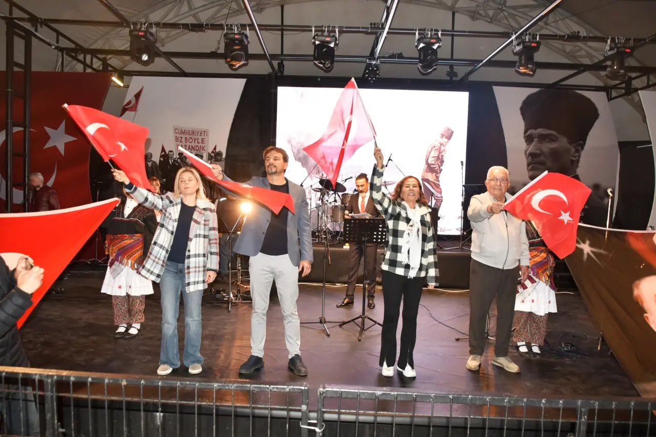 bir veya daha fazla kişi ve şunu diyen bir yazı 'CUMHURIYET BIZBOYLE ZANDIK' görseli olabilir