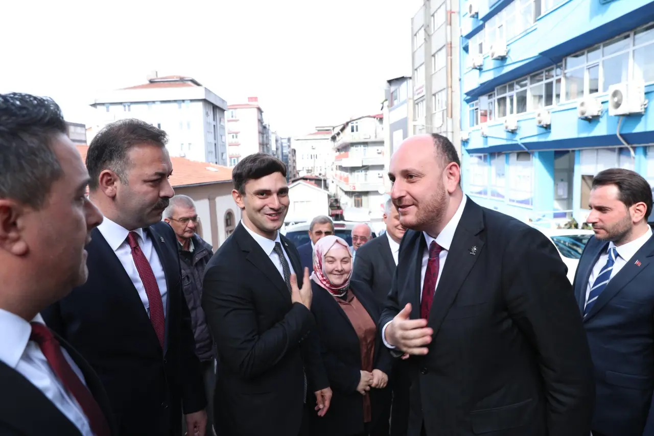 bir veya daha fazla kişi ve yazı görseli olabilir