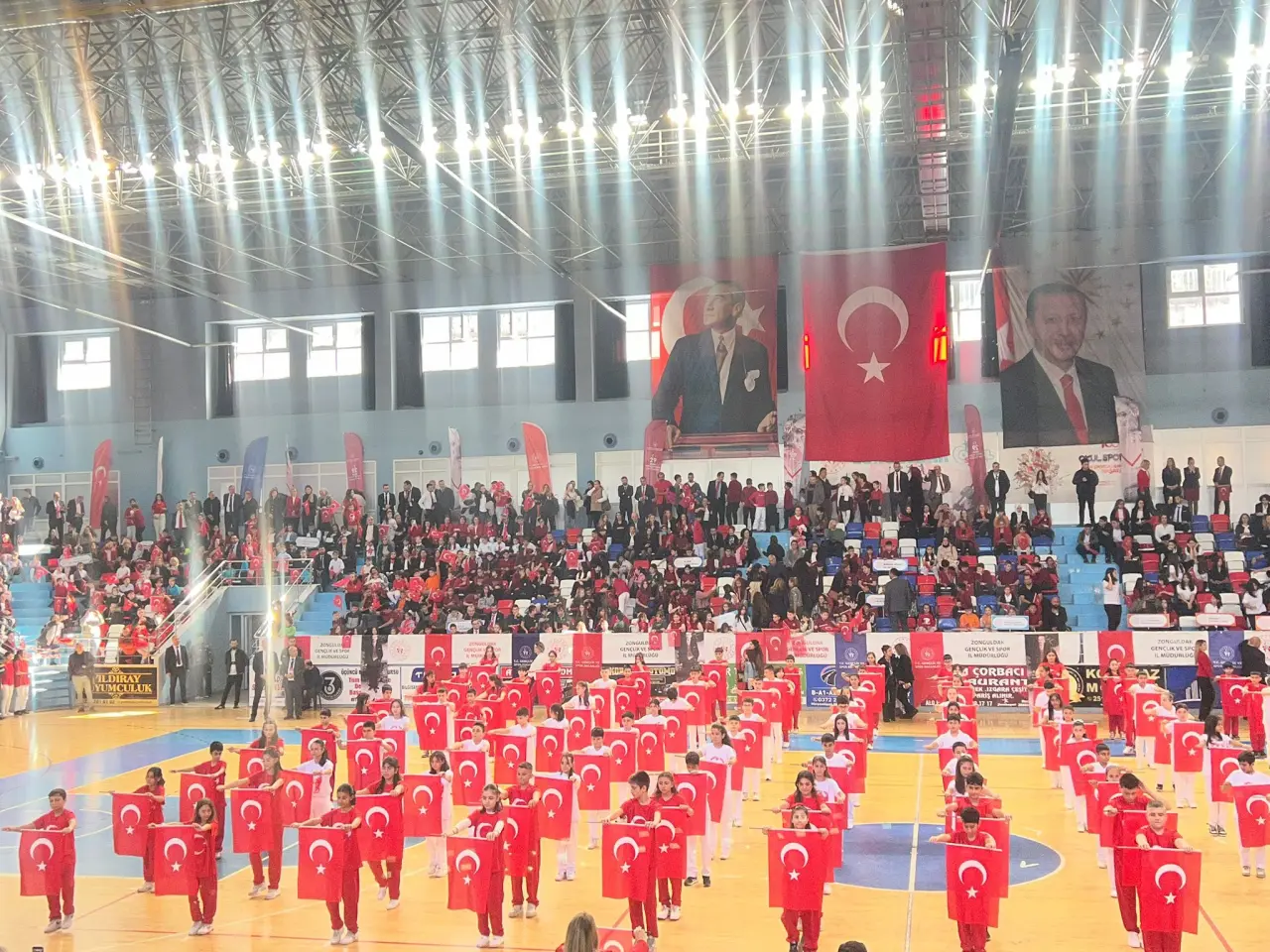 kalabalık ve yazı görseli olabilir