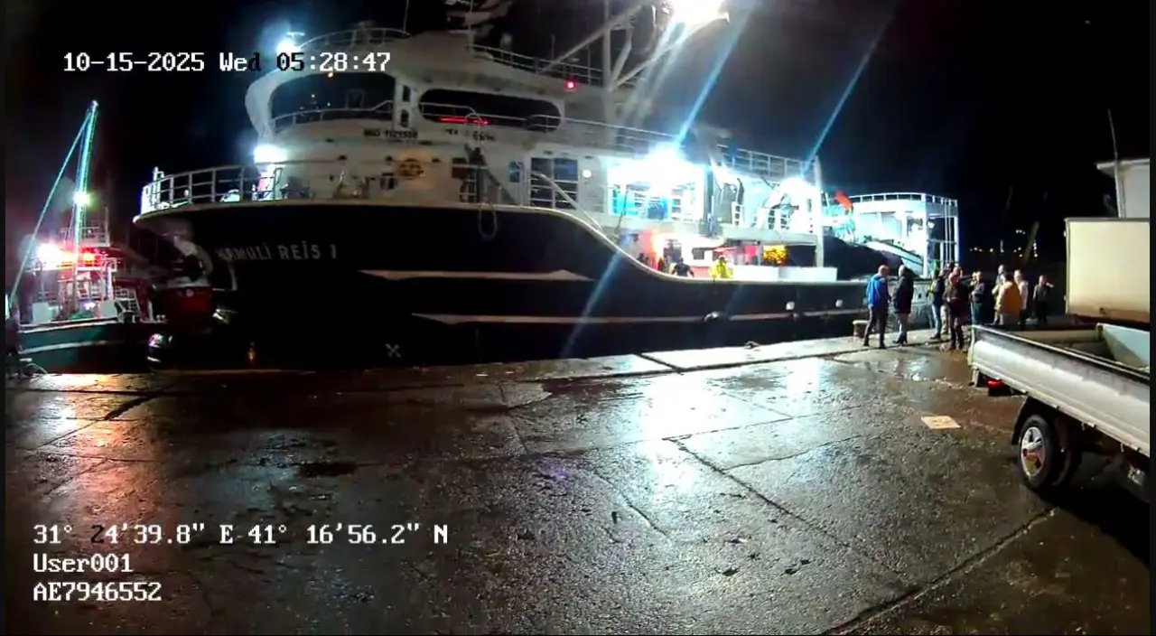 tekne ve şunu diyen bir yazı '10-15-2025 10- 10-15- 2025 We 10-15-2025Wei05:28:47 05 05:28:47 47 F 鮮倉 ปรลนี 31° 4'39.8" E 41° 16'56.2" 31°.24'39.8"E.41*16'56.2" 2" N User001 AE7946552' görseli olabilir