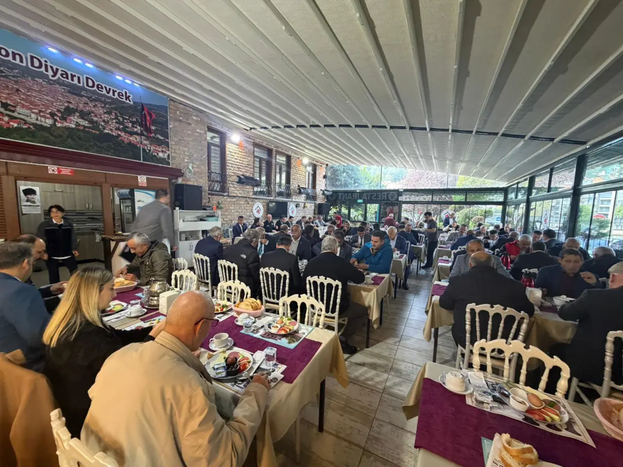 masa ve kalabalık görseli olabilir