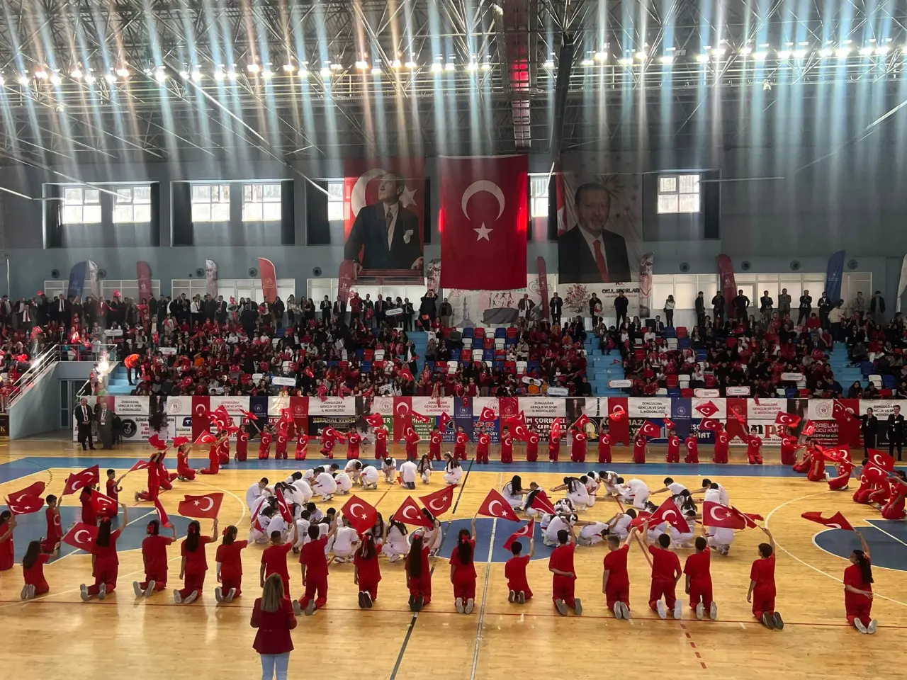 klarnet ve kalabalık görseli olabilir