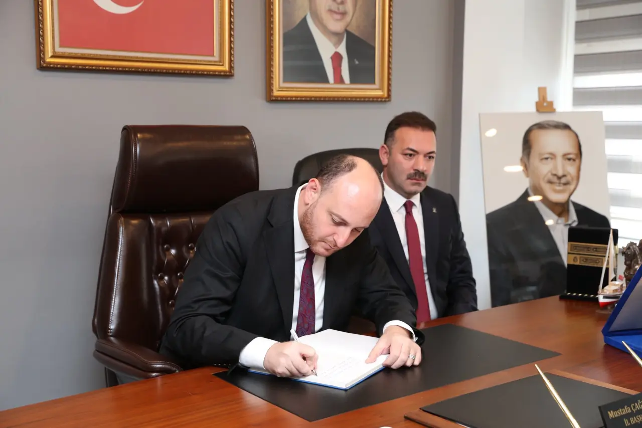 Oval Ofis ve yazı görseli olabilir