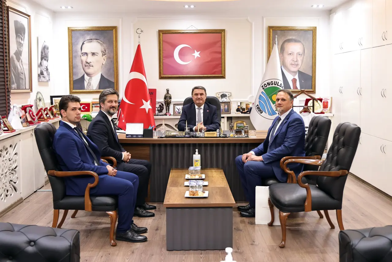 5 kişi ve yazı görseli olabilir