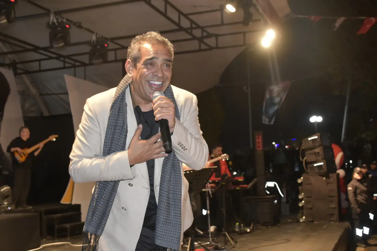 bir veya daha fazla kişi, hoparlör ve ışık görseli olabilir