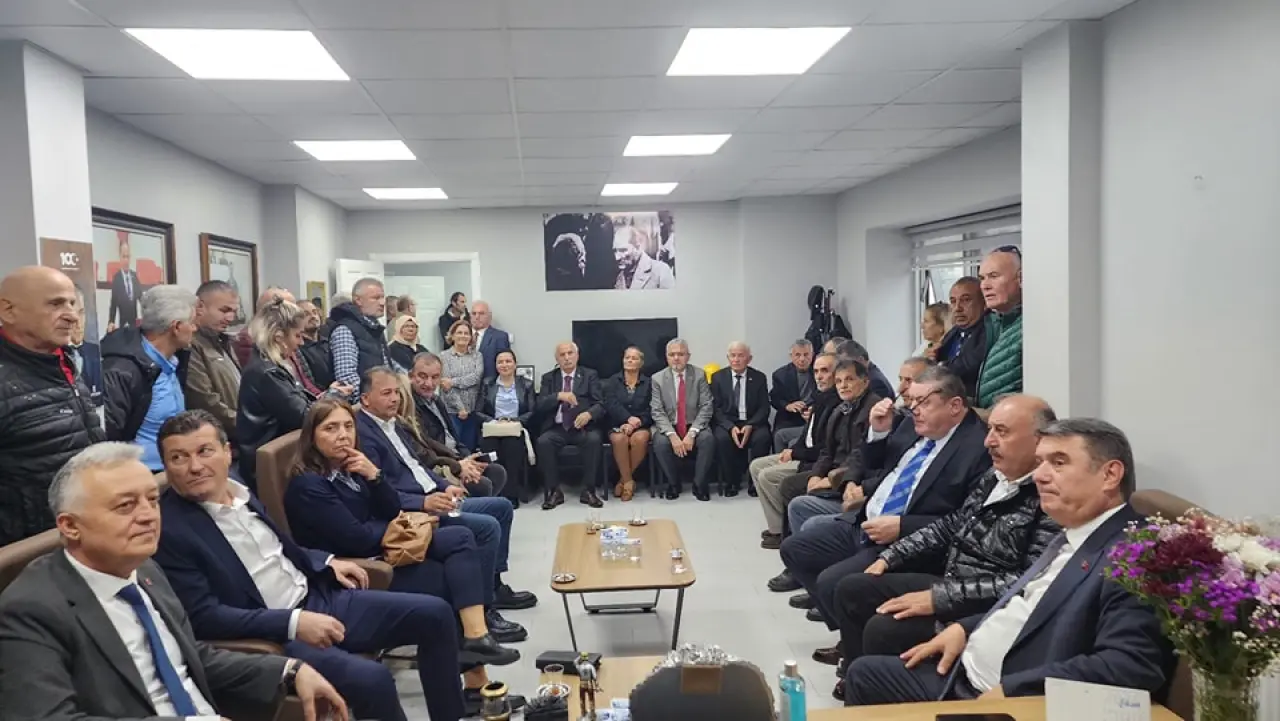 bir veya daha fazla kişi görseli olabilir