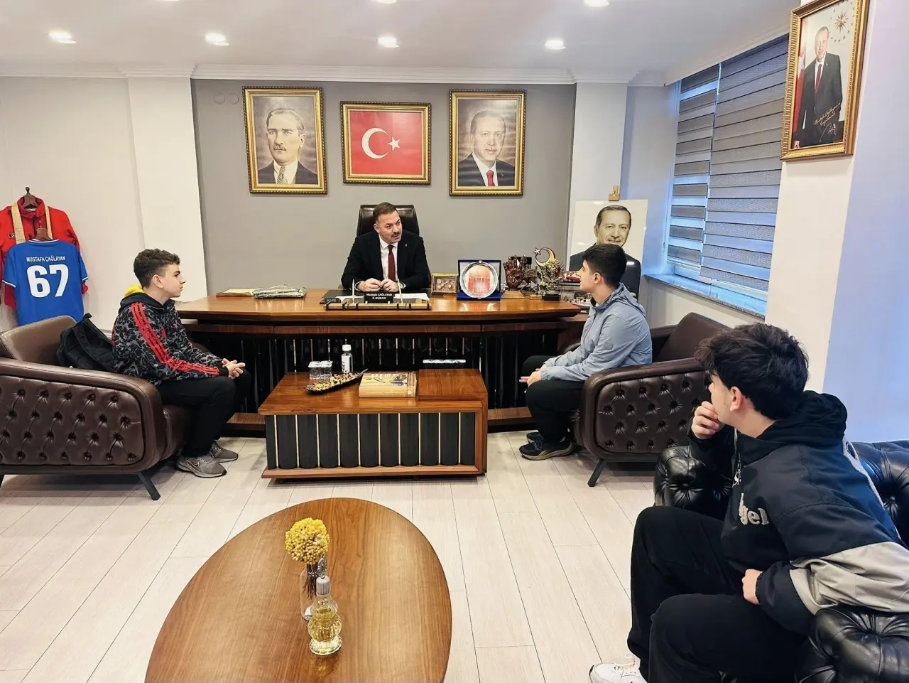 bir veya daha fazla kişi ve yazı görseli olabilir