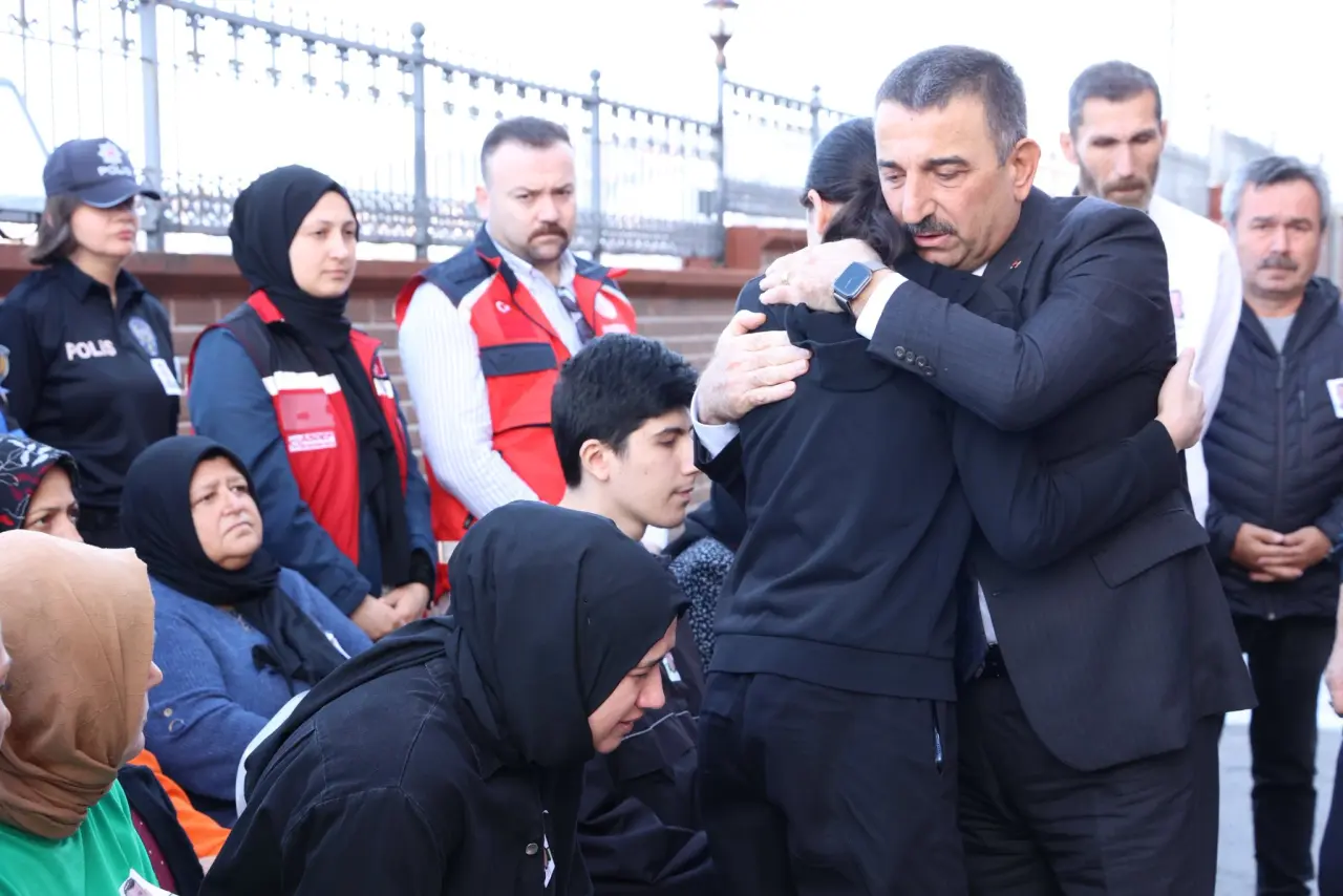 bir veya daha fazla kişi, futbol oynayan insanlar ve şunu diyen bir yazı 'POUR POUS' görseli olabilir