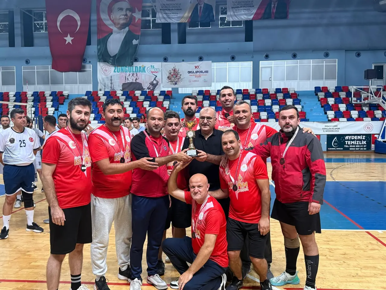 voleybol, basketbol topu ve yazı görseli olabilir