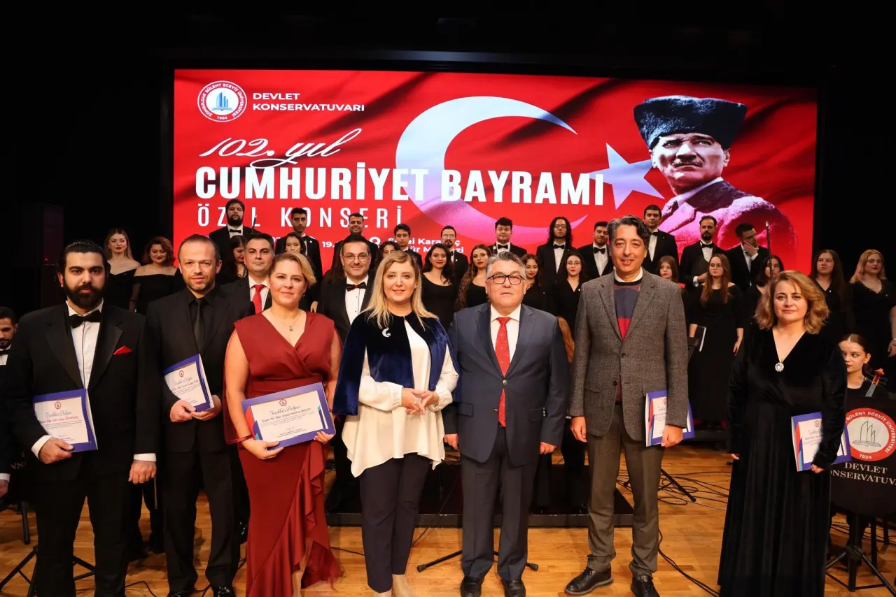 ‎şunu diyen bir yazı '‎للا DEVLET KONSERVATUVARI 102 102.Aи ql ÇUMHURİYET CUMHURİYETBAYRAMT BAYRAMI ÖZOI KONSERI 19, Kara ® ebnt PИ3A DEVLET SERVATU‎'‎ görseli olabilir