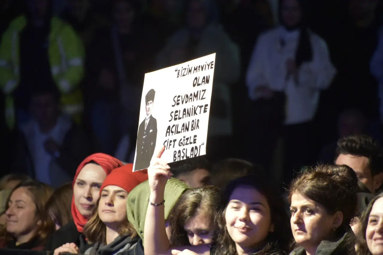 bir veya daha fazla kişi, kalabalık ve şunu diyen bir yazı '"BİZİMMAVIYE "BİZÍH MAVIYE OLAN SEVDAMIZ SELANİKTE AÇILAN BIR SIFT BASLADI" AD GÖZLE SIFTGÖZLE ADI" BASI' görseli olabilir