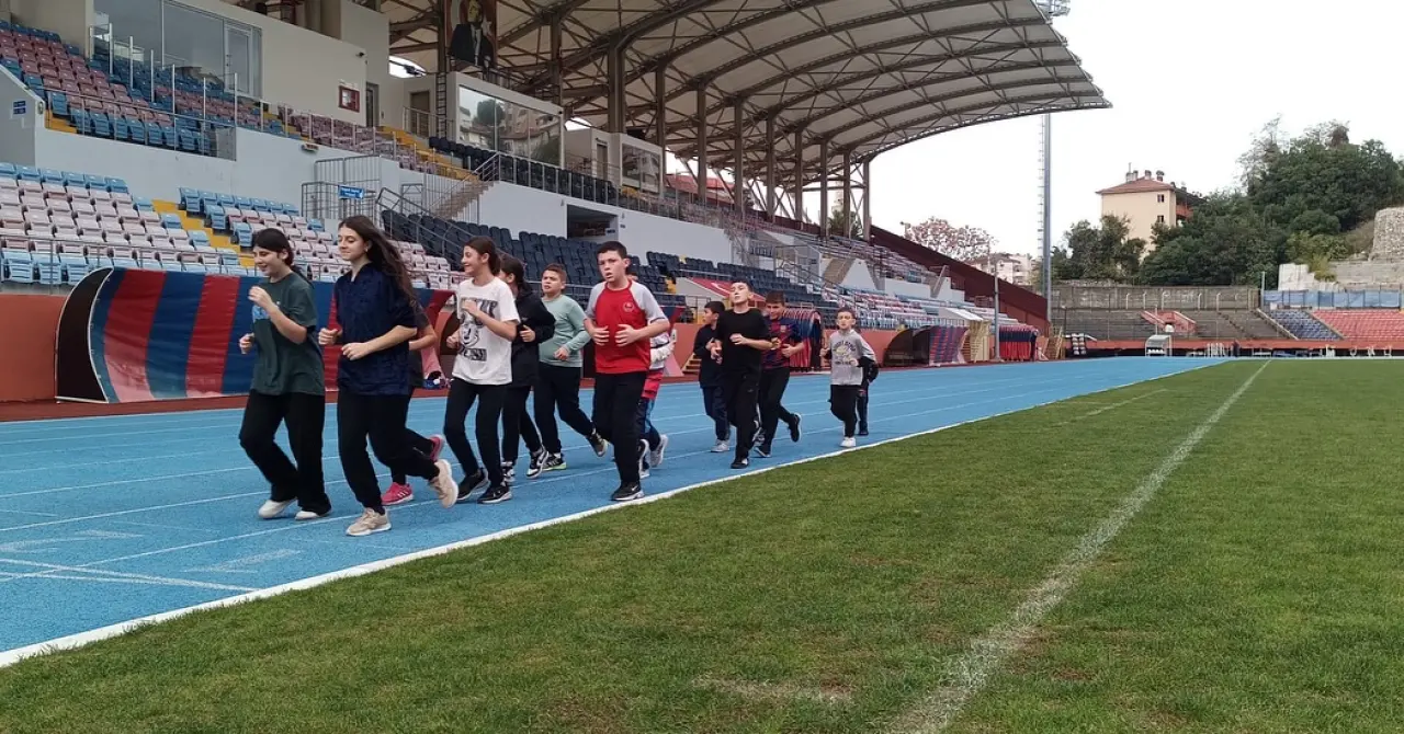 futbol, futbol ve yazı görseli olabilir
