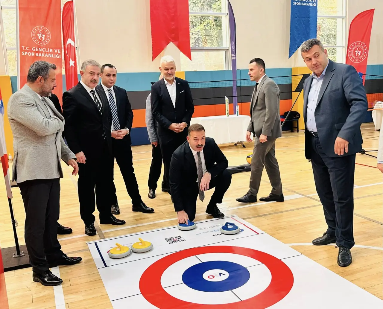 6 kişi ve yazı görseli olabilir