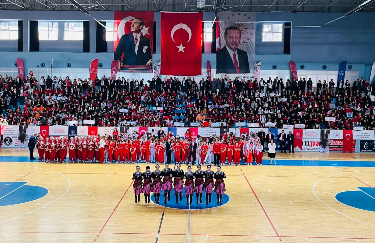 voleybol, basketbol topu, kalabalık ve yazı görseli olabilir