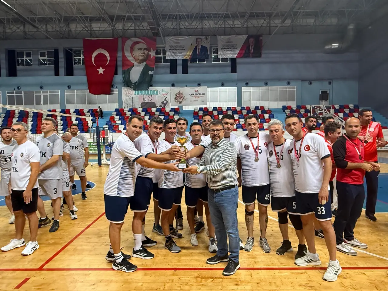 voleybol, futbol ve yazı görseli olabilir