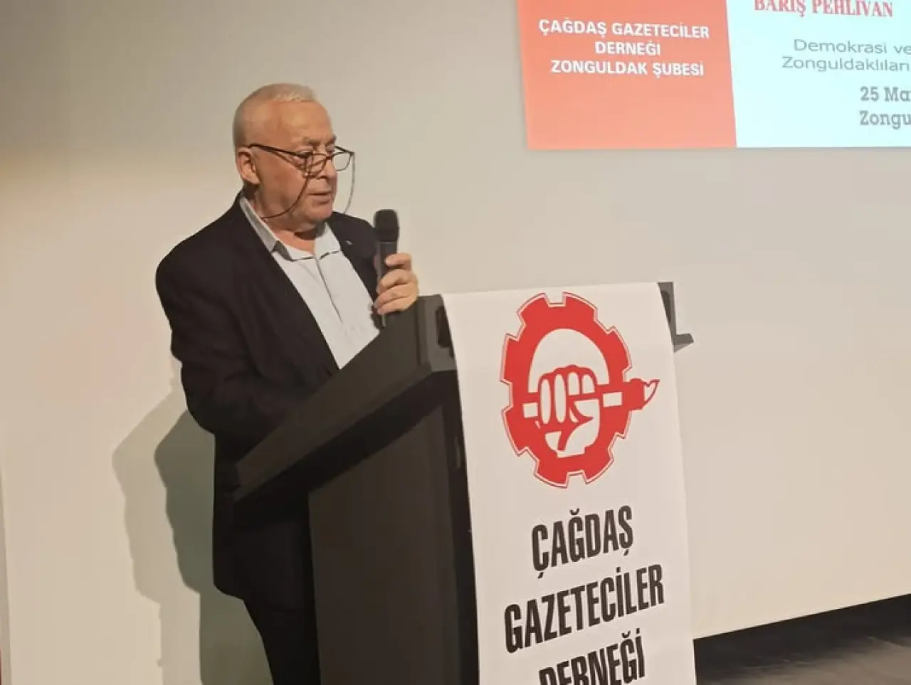 kürsü ve şunu diyen bir yazı 'DARIS PEHLIVAN ÇAĞDAŞ GAZETECİLER DERNEĞI ZONGULDAK ŞUBESİ Demokrasi VE Zonguldaklıları 25 Μα Zongu ÇAĞDAŞ GAZETECİLER DERNEĞİ' görseli olabilir