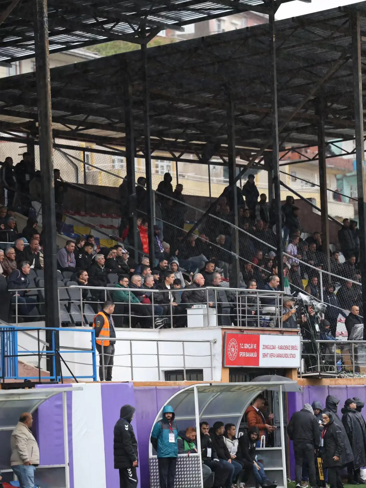 kalabalık ve yazı görseli olabilir