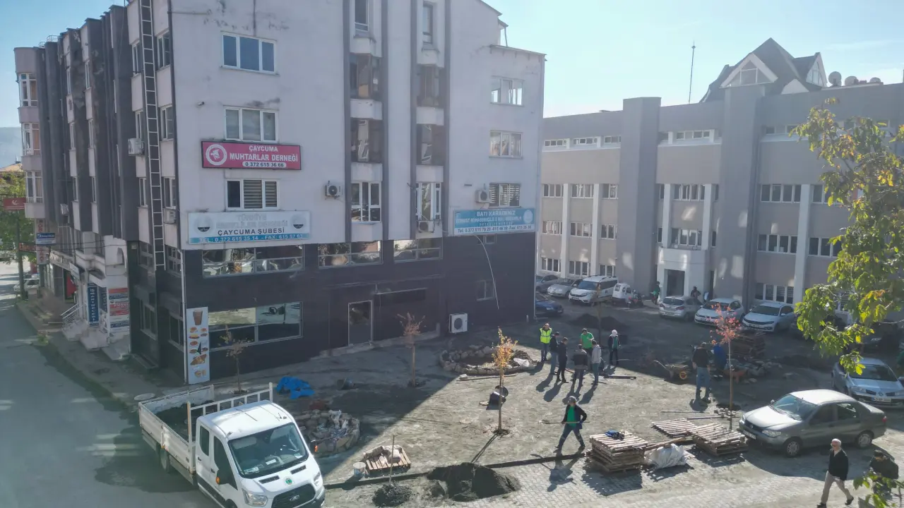 bir veya daha fazla kişi, sokak ve yazı görseli olabilir