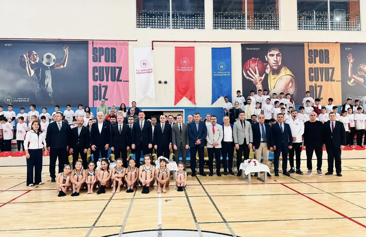 voleybol, basketbol topu ve yazı görseli olabilir