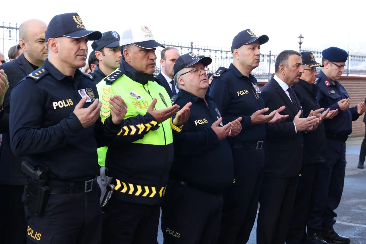 ‎şunu diyen bir yazı '‎ραc PORE POLiS FOLIS PULiS 》》ツ POLIS م 》》 POLIS OLIS‎'‎ görseli olabilir