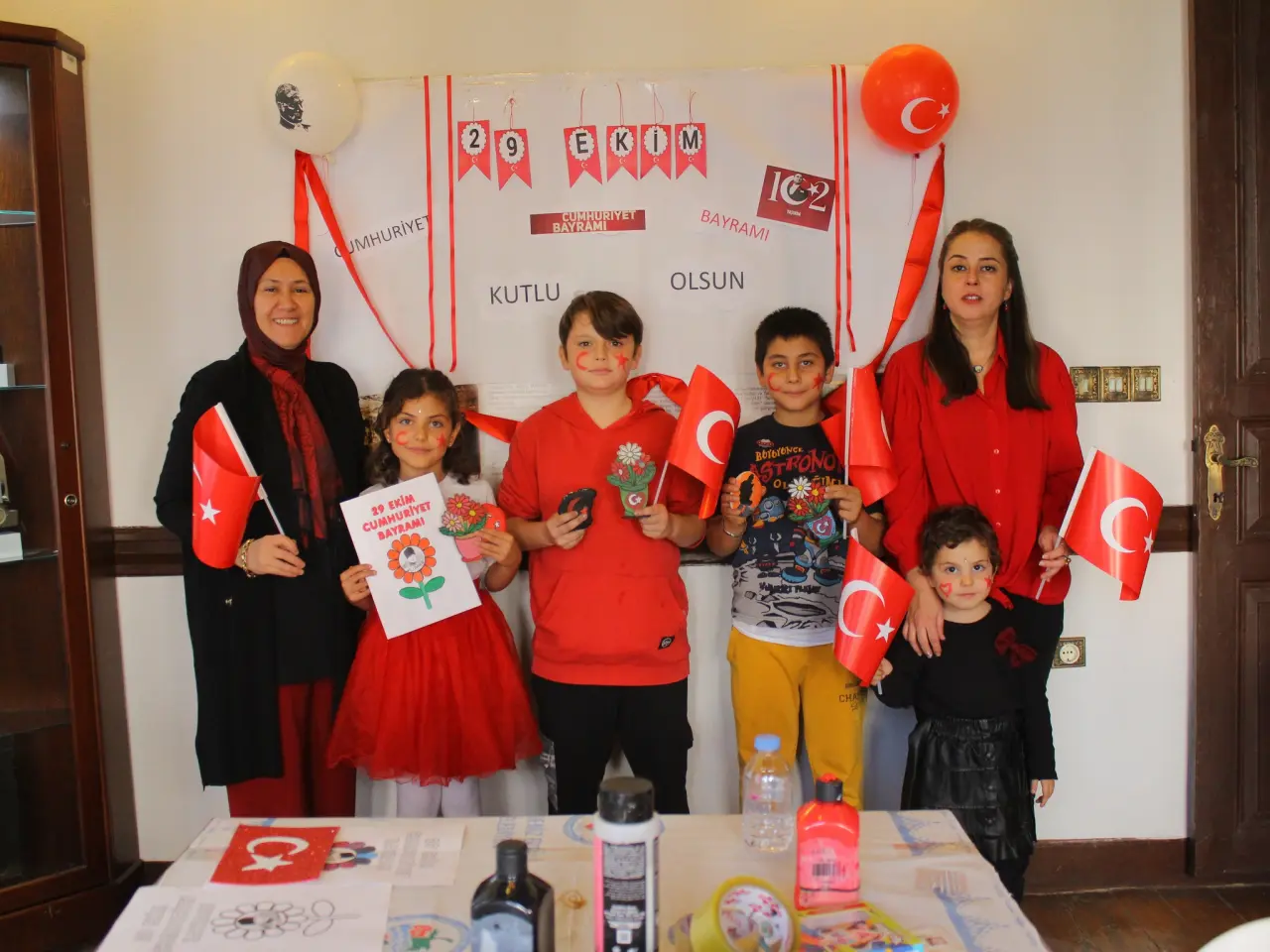 bir veya daha fazla kişi ve yazı görseli olabilir