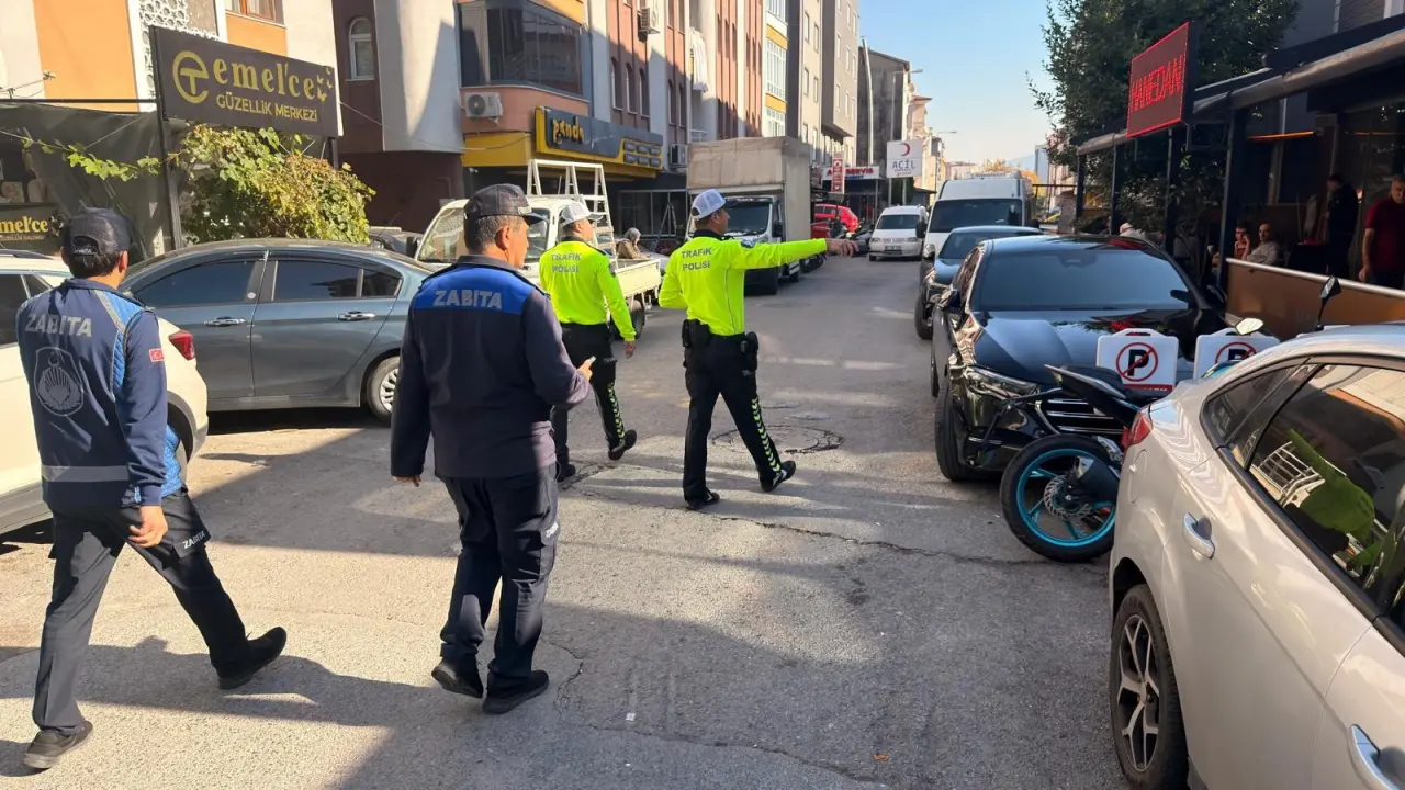 ‎araba, sokak ve ‎şunu diyen bir yazı '‎- 山岡 emelcer GÜZELLİK GÜZELLİKMERKEZ GÜZELLKMEIKEZA MERKEZ nel'ce I'c WETHH ZABITA TRAFI لم ee‎'‎‎ görseli olabilir