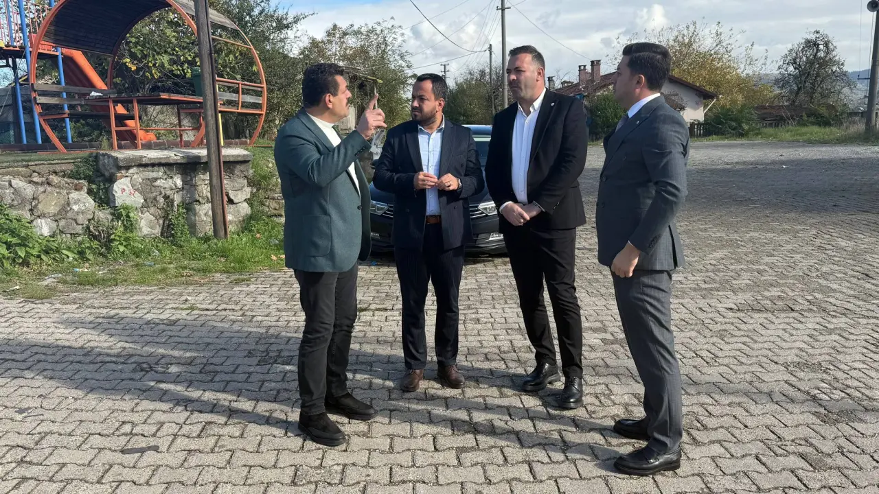 bir veya daha fazla kişi ve takım elbise görseli olabilir